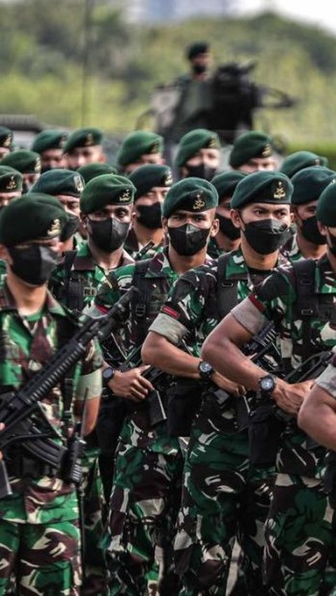 Bikin Salfok Netizen, Prajurit TNI Rujakan Bareng Usai Jaga Perbatasan