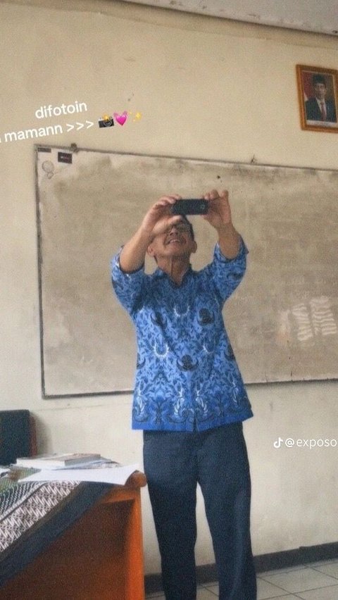 Guru Ini Ambil Foto Murid-Muridnya Pakai HP Jadul, Hasilnya di Luar Dugaan