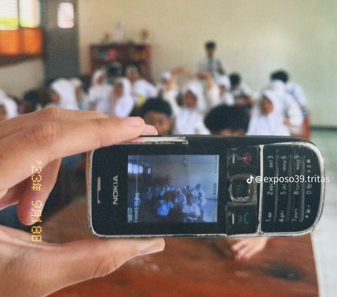 Beginilah point of view jika dilihat dari layar HP jadul Pak Maman, guru Sejarah di SMAN 3 Tasikmalaya. Meski layarnya kecil dan hasilnya tidak sebagus handphone model baru, Pak Maman tetap mengabadikan foto murid-muridnya.