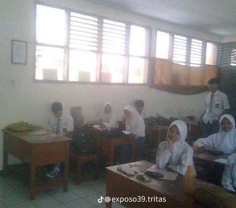 Guru Ini Ambil Foto Murid-Muridnya Pakai HP Jadul, Hasilnya di Luar Dugaan