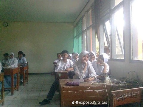 Guru Ini Ambil Foto Murid-Muridnya Pakai HP Jadul, Hasilnya di Luar Dugaan