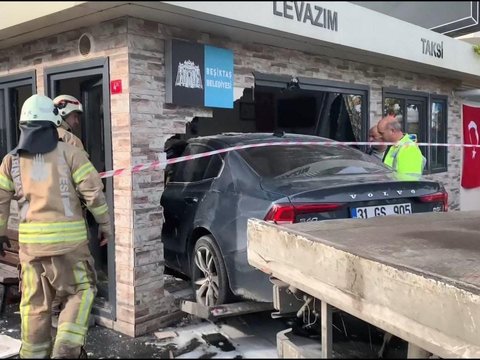 Sebuah Sedan Tabrak Gedung Sampai Jebol tapi Bodi Tetap Utuh, Kata Netizen Tank Berkedok Mobil