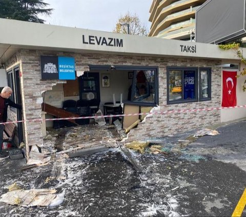 Sebuah Sedan Tabrak Gedung Sampai Jebol tapi Bodi Tetap Utuh, Kata Netizen Tank Berkedok Mobil