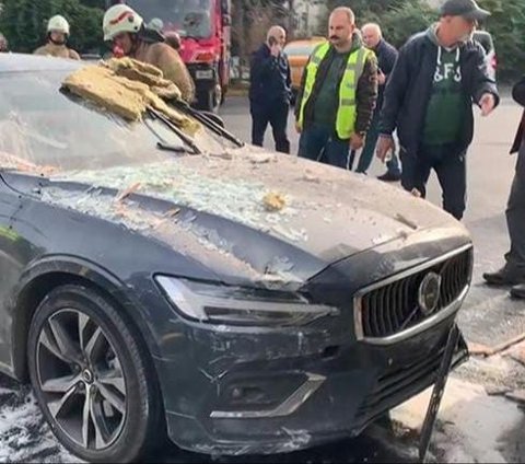 Volvo S60 tampak hanya lecet di bumper depan. Fascia sedan PHEV ini hanya baret-baret. Bumper masih utuh, gril juga. Semua tidak rusak. <br>Yang rusak dari tabrakan ini hanya plat nomornya saja yang terlepas.