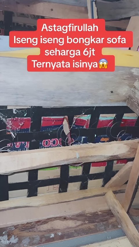 Ternyata bukan hanya kardus makanan ringan, bagian sisi dalamnya juga dilapisi kain terpal bekas spanduk.