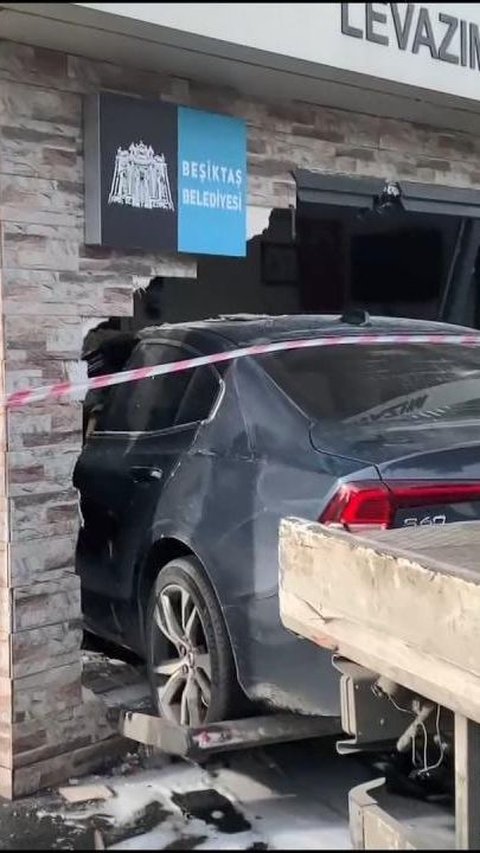 Volvo S60 Tabrak Gedung Kantor Sampai Jebol, tapi Bodi Depannya Tetap Mulus, Anti-Penyok