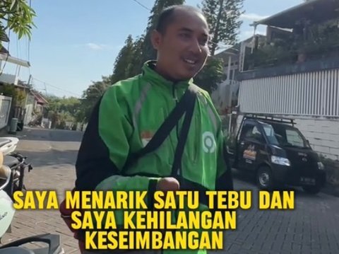 Hanya Punya Satu Tangan, Perjuangan Driver Ojol Ini Bikin Bule Tersentuh