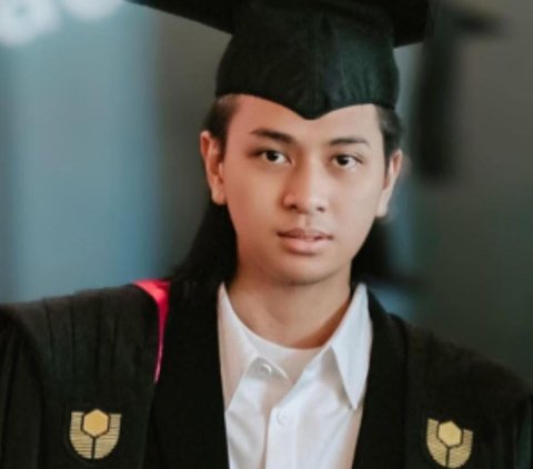 Anak Yuni Shara Sukses Lulus Kuliah di Singapura, ini Sosoknya Ganteng Berambut Gondrong