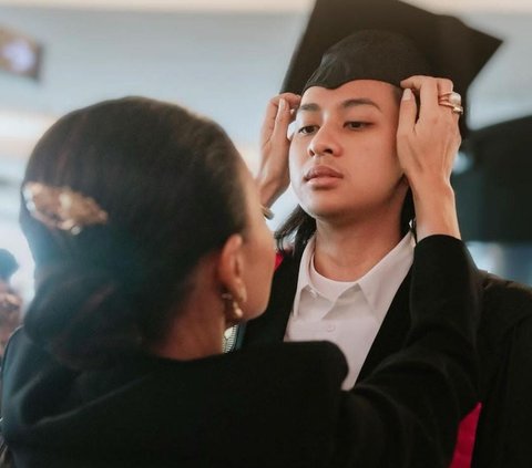 Anak Yuni Shara Sukses Lulus Kuliah di Singapura, ini Sosoknya Ganteng Berambut Gondrong