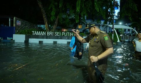 Wali Kota Medan Bobby Nasution serius melakukan pembenahan untuk menyelesaikan persoalan klasik banjir di Kota Medan.<br>