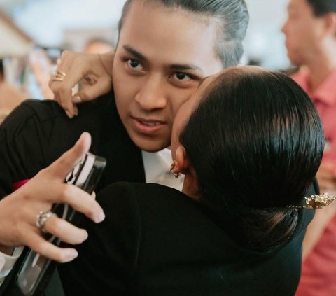 Anak Yuni Shara Sukses Lulus Kuliah di Singapura, ini Sosoknya Ganteng Berambut Gondrong