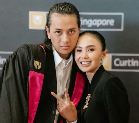 Anak Yuni Shara Sukses Lulus Kuliah di Singapura, ini Sosoknya Ganteng Berambut Gondrong