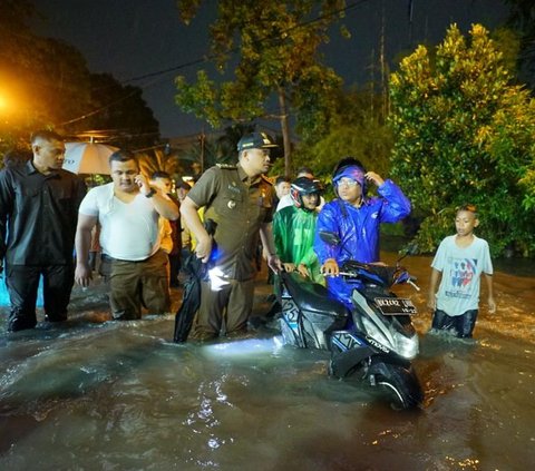 Momen Bobby Nasution Basah-basahan Pastikan Pengerjaan Drainase di Medan