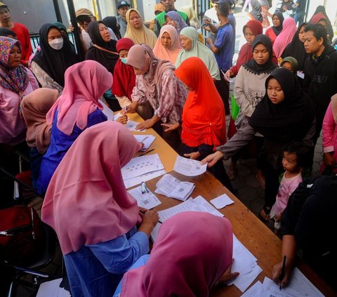 Suasana antrean warga yang tampak ramai saat akan mengambil beras bantuan sosial (Bansos) dari Perum Bulog di Kantor Kelurahan Meruyung, Depok, Jawa Barat, Selasa  (26/9/2023).