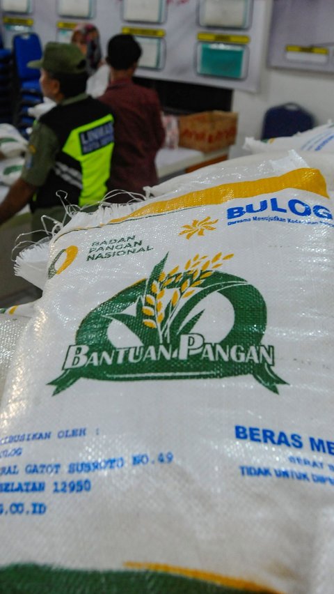 Badan Pangan Nasional (Bapanas)  menugaskan Perum Bulog membagikan Bantuan Sosial (Bansos) berupa beras kepada masyarakat berpendapatan rendah.