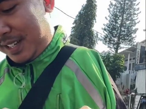 Hanya Punya Satu Tangan, Perjuangan Driver Ojol Ini Bikin Bule Tersentuh