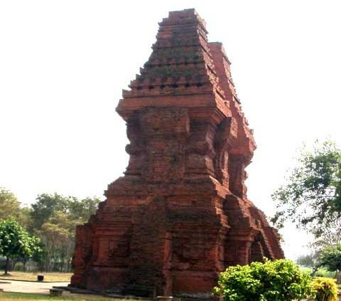 Candi Wringin Lawang adalah gapura peninggalan kerajaan Majapahit abad ke-14. Letaknya di Jatipasar, Kecamatan Trowulan, Kabupaten Mojokerto, Jawa Timur.