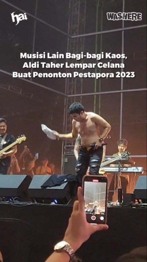 Aldi Taher suddenly opened his shirt and pants on stage.