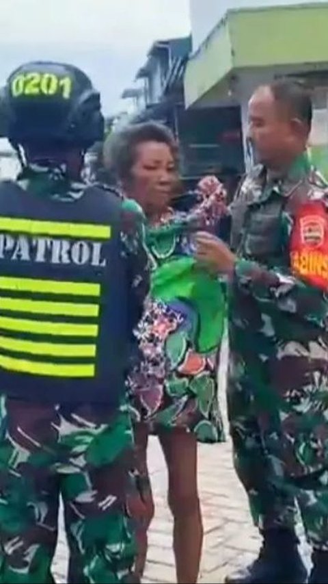 Reaksi Prajurit TNI Bertemu ODGJ Wanita Bugil di Jalan, Aksinya Langsung jadi Sorotan