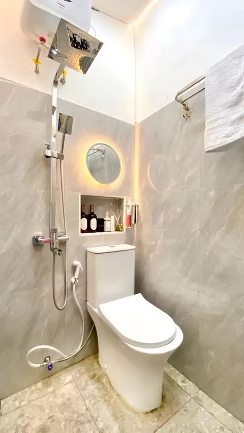 Narrow Bathroom with a Size of 1x1 Meter Renovated to be Elegant and Beautiful, Resembling a Hotel Toilet at First Glance