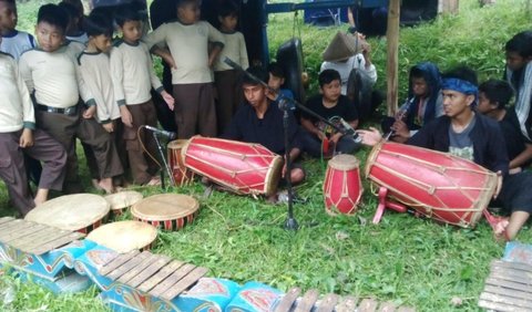 Mulanya untuk pengiring sunat