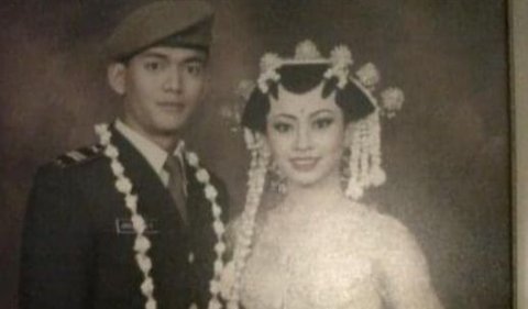 Dalam unggahannya, istri Kolonel Joko membagikan potret keduanya ketika baru melansungkan pernikahan pada tahun 2004 silam. <br>