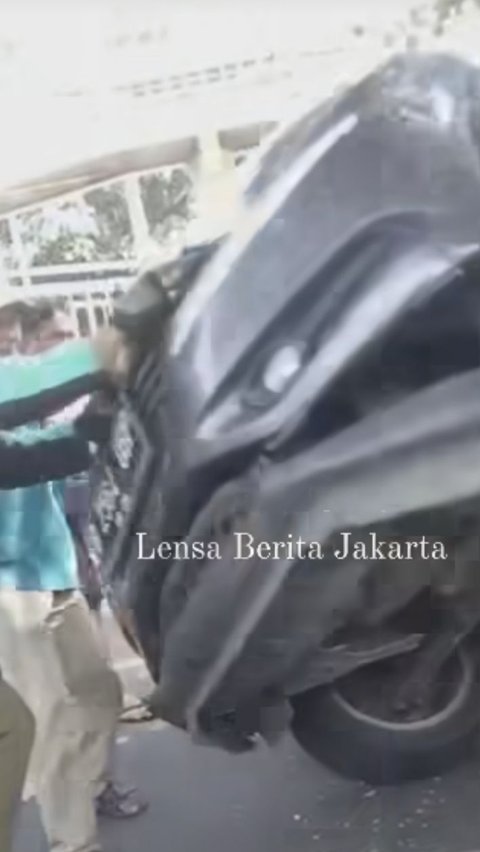 Asyik Main HP Saat Menyetir, Pengemudi Mobil HRV di Jaktim Terguling