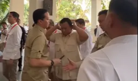 Usai memberikan reaksi, Prabowo lantas mendapat kode kembali. Dia diperbolehkan sang ajudan untuk melanjutkan kegiatan di lokasi.