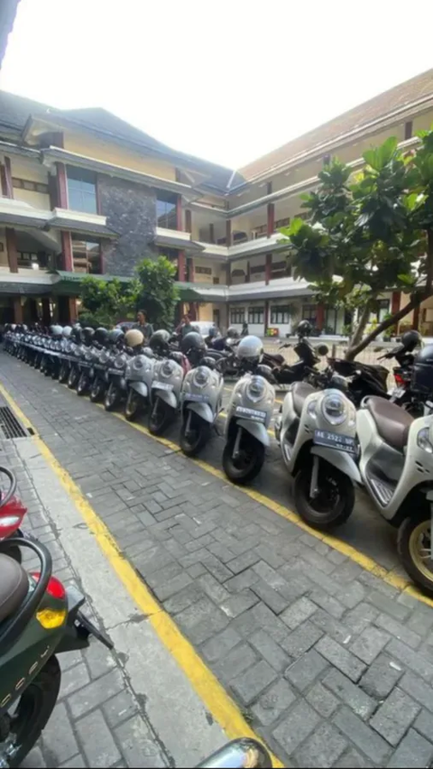 Keren! Parkiran Motor di Kampus Ini Bak Showroom, Netizen Penasaran Sosok Abang Parkirnya<br>