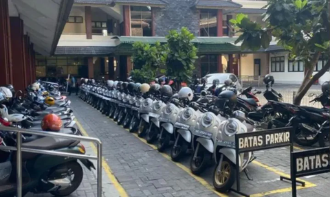 Keren! Parkiran Motor di Kampus Ini Bak Showroom, Netizen Penasaran Sosok Abang Parkirnya