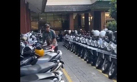 Keren! Parkiran Motor di Kampus Ini Bak Showroom, Netizen Penasaran Sosok Abang Parkirnya