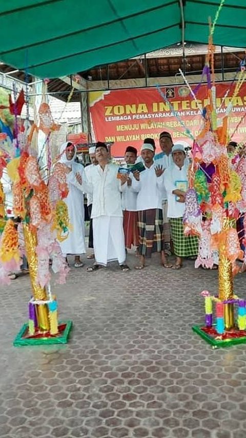 Masyarakat Banyuwangi memaknai tradisi Endog-Endogan sebagai simbol kelahiran.