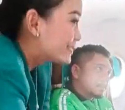 Sebuah unggahan video di akun TikTok @dolfie.k merekam saat seorang Pramugari maskapai Garuda Indonesia dibuat heran terhadap seorang penumpang yang mengenakan jaket ojol berwarna hijau.