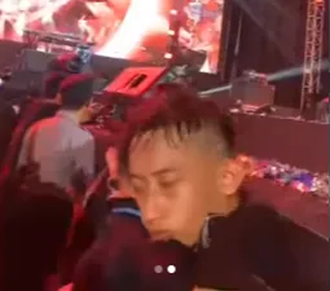 Thought to be Fainted, Turns Out This Man Just Fell Asleep While Watching a Concert