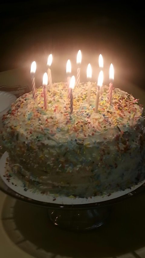 Make Emotional! Girlfriend Surprises Boyfriend on His Birthday, The Cake Gets Thrown Away