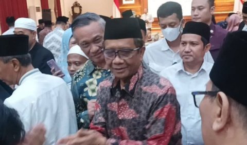 Mahfud menegaskan MK tidak bisa membatalkan suatu undang-undang yang tidak dilarang oleh konstitusi.