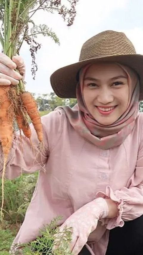 Ia juga suka mengenakan topi, terutama saat cuaca panas