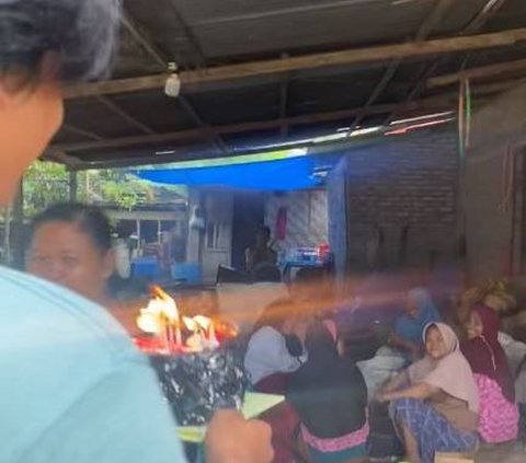 Momen Anak Laki-Laki Tak Gengsi Beri Kejutan Ultah Ibunda, Langsung Nangis saat Buka Hadiah