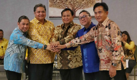 Menteri Koordinator Bidang Perekonomian itu tak mau membocorkan kapan PSI akan bergabung ke Koalisi Indonesia Maju. Di sisi lain, Airlangga menyebut Golkar dan PSI seperti kakak adik.<br>