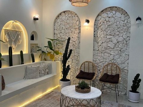 White Stone Walls, House Feels Like a Resort