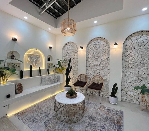 White Stone Walls, House Feels Like a Resort