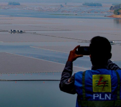 PLTS (Pembangkit Listrik Tenaga Surya) terapung yang akan menjadi sumber energi baru yang ramah lingkungan akan diuji coba dalam waktu dekat di Waduk Cirata, Purwakarta, Jawa Barat, Selasa (26/9/2023).