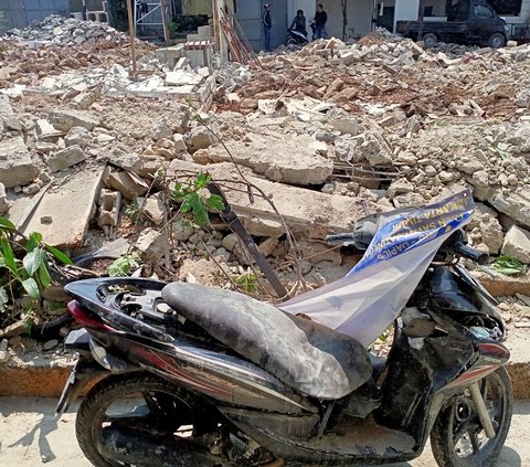 Kesaksian Warga Duren Sawit, Ada Tembok 10 Meter Bekas Pabrik Roboh Timpa Rumah & Motor