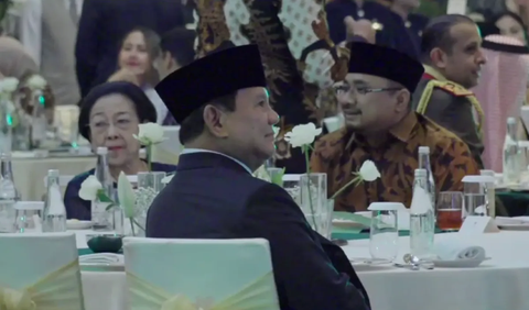 Diketahui, Megawati hingga Prabowo menghadiri Hari Nasional Arab Saudi ke-93 di Jakarta, Senin (25/9) malam. Keduanya, terlihat duduk bersama satu meja diacara tersebut<br>