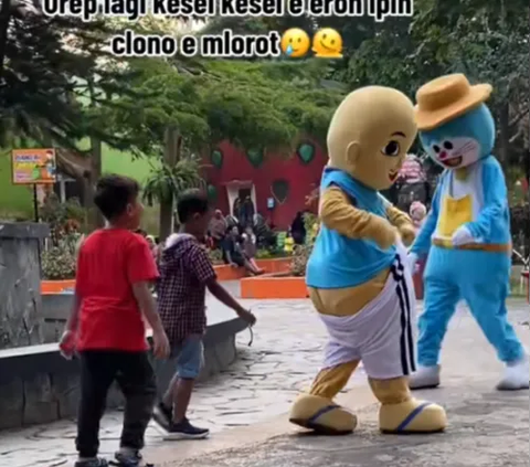 The Struggle for a Mouthful of Rice, Upin Ipin Clown Remains Cheerful Even with Pants Falling Off