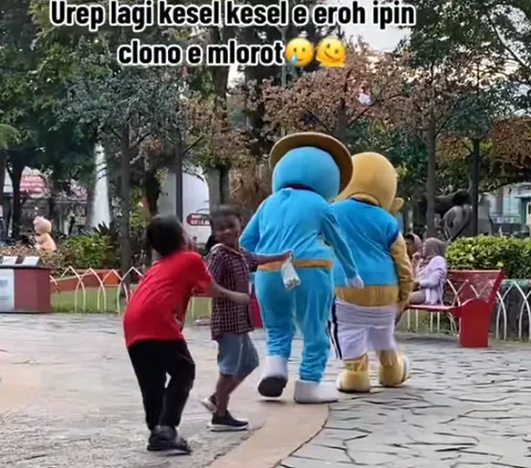 The Struggle for a Mouthful of Rice, Upin Ipin Clown Remains Cheerful Even with Pants Falling Off