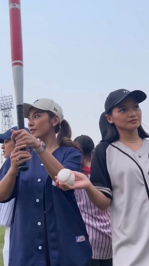 Terlihat Dinda Kirana memegang tongkat baseball. Para pemain yang lain juga terlihat bersiap.