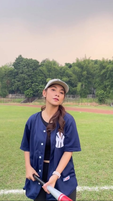 Ini gaya Dinda Kirana saat main baseball. Pemeran Tammy ini memilih mengenakan baju baseball warna biru tua. Tak lupa ia mengenakan topi.