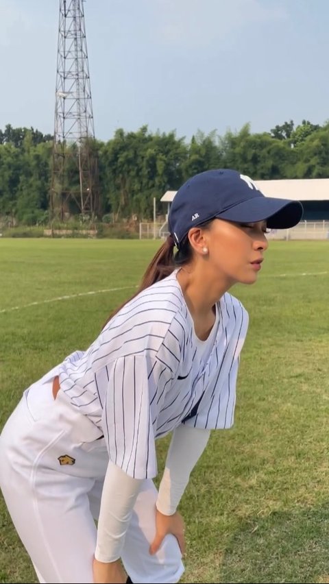 Alisia Rininta juga bergaya saat bermain baseball. Tampak ia menunggu pukulan bola. Pemeran Novia ini mengenakan baju baseball warna putih.