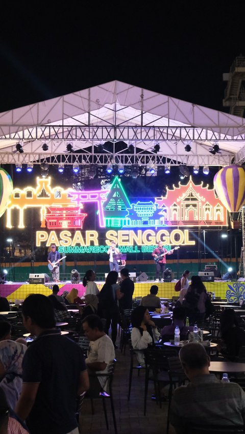 Tak hanya itu, pengunjung juga akan dihibur serangkaian Live Acoustic Performance setiap Senin-Jumat & Minggu pukul 19.00 WIB serta DJ Performance setiap Sabtu pukul 19.00 WIB. 